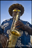 Músic tocant el saxo a les rodalies del port de Nassau. Bahames