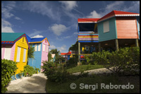 Cases decorades amb colors vius típics del Junkanoo. Compass Point-Nassau. Bahames