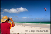 Turista amb prismàtics per observar els estels a la "Platja de Sorra Rosa". Dunmore Town - Harbour Island - Eleuthera.