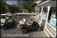 Cotxes de golf aparcats fora d'una botiga lliure d'impostos. Dunmore Town - Harbour Island-Eleuthera.