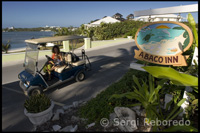  Cotxe de golf aparcat a l'exterior del Abaco Inn - Hope Town - Elbow Cay - Abaco. Bahames 
