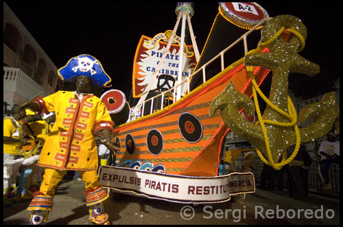 Bahames Junkanoo modern és una desfilada: un aparador per la música i les Bahames goombay Junkanoo nous vestits. També és un esdeveniment durant el qual els grups no organitzats dels bahameses celebrar, potser involuntàriament, ells mateixos, la seva llibertat i, per a alguns, el seu passat. És la més visible i contínua experimentació artística Bahames regne de la cultura.