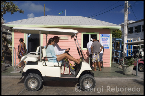 A diferència del Sud i Central Eleuthera, no hi ha grans novetats en el nord de recórrer Eleuthera (excepte el port de l'illa, no aquí). L'àrea més popular de cases de vacances és una gran subdivisió que data de començaments dels anys 1970 anomenat Rainbow Bay. Arc de Sant Martí és tot l'ample de l'illa de mar a mar i s'estén per dues milles de longitud. La major part del seu quart d'acre-que els lots nombre 1700 - segueixen sent subdesenvolupats, però els nous habitatges es construeixen cada any. Rainbow Bay té una platja, pista de tennis, i un petit recurs anomenat Rainbow Inn amb un excel lent restaurant. Arc de Sant Martí té una ben organitzada associació que manté i opera les carreteres i els serveis amb ingressos de $ 60 anuals de la casa de la taxa. No, això no és un error o un mal decimals. $ 60.00 per any. Sempre hi ha una varietat de lots per a la venda en l'arc de Sant Martí i, en general, així com habitatges. La majoria dels lots frente al mar en ambdós costats de la subdivisió són façana rocosa orilla, en lloc de davant la platja. Carib costat lots són preferibles als de l'Atlàntic en aquesta part de l'illa, ja que l'última experiència considerable boira salina i, en alguns llocs, les inundacions de grans onades en els penya-segats propers. De fet, només uns pocs lots del costat de l'Atlàntic s'han construït a fins a la data. Els preus de banda davant del mar Carib-lots estan en el rang de $ 150.000.