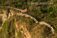 Camí cap al temple Pura Luhur Ulu Watu. Bali.