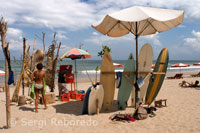 Lloguer de planxes de surf a la platja de Kuta. Bali.