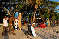 Lloguer de planxes de surf i xiringuito de begudes a la platja de Kuta. Bali.