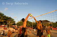 Algunes persones aprofiten al vespre per jugar al voleibol a la platja de Kuta. Bali.