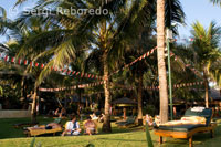 Els turistes prenen el sol en un dels nombrosos hotels de Legian. Bali.