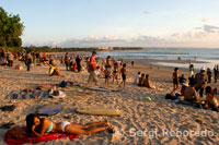 Al vespre tot el món es reuneix a veure la posta de sol prenent una cervesa a la platja de Kuta. Bali.