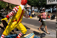 Ninot surfista del Mc Donalds al passeig de la platja de Kuta. Bali.