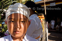 Retrat d'un nen hinduista en un temple proper a Kuta. Bali.