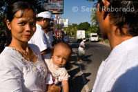 Una família a la sortida d'un temple hinduista durant la celebració d'una festa. Bali.