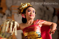 Dansa anomenada "Legong Dance" al Palau de Ubud. A l'escenari diverses joves abillades amb fastuoses vestidures de brocat i or sincronitzen seus enèrgics i pausats moviments. Ubud-Bali.