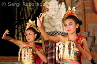 Dansa anomenada "Legong Dance" al Palau de Ubud. A l'escenari diverses joves abillades amb fastuoses vestidures de brocat i or sincronitzen seus enèrgics i pausats moviments. Ubud-Bali.