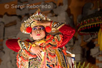 Dansa anomenada "Legong Dance" al Palau de Ubud. A l'escenari diverses joves abillades amb fastuoses vestidures de brocat i or sincronitzen seus enèrgics i pausats moviments. Ubud-Bali.