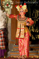 Dansa anomenada "Legong Dance" al Palau de Ubud. A l'escenari diverses joves abillades amb fastuoses vestidures de brocat i or sincronitzen seus enèrgics i pausats moviments. Ubud-Bali.