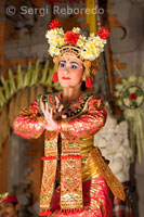 Dansa anomenada "Legong Dance" al Palau de Ubud. A l'escenari diverses joves abillades amb fastuoses vestidures de brocat i or sincronitzen seus enèrgics i pausats moviments. Ubud-Bali.