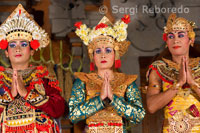 Dansa anomenada "Legong Dance" al Palau de Ubud. A l'escenari diverses joves abillades amb fastuoses vestidures de brocat i or sincronitzen seus enèrgics i pausats moviments. Ubud-Bali.