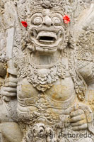 Algunes de les estàtues hinduistes de pedra que decoren el Temple Pura Desa Ubud. Ubud. Bali. Karma Kandara Bali ha estat beneïda amb les vistes més emocionants imaginable: una aparentment il · limitada vista de l'oceà i el cel, a 180 graus de brillantor blau sobre blau. Cada vila Bali residència de lloguer es compon de dues o tres pavellons amb teulades d'herba Alang Alang fusta o rajoles SIRAP, emmarcant una piscina i un pati jardí amb deck de fusta. Cada habitació té el seu propi bany, mentre que les sales d'estar de les viles de Bali són de planta oberta, que inclou una cuina totalment equipada, sala d'estar i menjador.