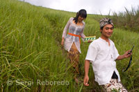 Una parella al costat dels arrossars que acompanyen la caminada per la cresta de Campuan. Ubud. Bali.