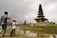 Temple Pura Ulan Danu Brat a Bedugul. Va ser construït el 1633 pel rei de Mengwi en honor de la divinitat del llac Brat. Muntanyes centrals de Bali.