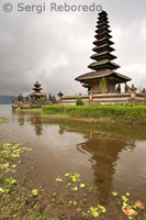 Temple Pura Ulan Danu Brat a Bedugul. Va ser construït el 1633 pel rei de Mengwi en honor de la divinitat del llac Brat. Muntanyes centrals de Bali.