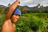 Un jove es diverteix en un camp de cultiu pròxim al poble pesquer de Amed a l'Est de Bali.