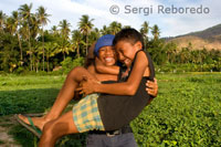 Dos joves es diverteixen en un camp de cultiu pròxim al poble pesquer de Amed a l'Est de Bali.