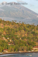 El petit poble de pescadors d'Amed amb les vistes de fons del mont Gunung Agung (3142m). Aquest de Bali.