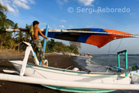 Uns pescadors porten fins a la vora les seves barques prop de la platja de Amed, un poblet de pescadors de l'est de Bali.