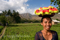 Una dona al costat d'uns camps de conreu propers al poble pesquer de Amed a l'Est de Bali.