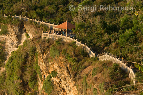 El temple de Uluwatu a Uluwatu a Bali, també conegut com Pura Luhur Uluwatu, és un dels temples direccionals famosos de Bali i es creu per guardar Bali d'alcohols malvats. Una de les atraccions turístiques més espectaculars de Bali, el temple està situat a dalt en un acantilado prop de 250 peus sobre el nivell del mar, a la vora d'un altiplà. El temple de Uluwatu a Uluwatu a Bali menteix en l'extremitat meridional de Bali a la regència de Badung. El temple és un cura als alcohols del mar; l'arquitectura del temple és una meravella a la roca Coralina negra, dissenyada meravellosament. Les visions magnífiques des del temple de Uluwatu a Bali et fan un lloc popular per gaudir de la posta de sol. El temple de Uluwatu a Uluwatu a Bali és també un dels temples més vells de Bali i és així un lloc popular per visitar punts d'interès a Bali. Si ets curiós saber què ha aprovisionats de combustible el turisme de Bali a aquests grans alçades, llavors una visita als alguns dels llocs més photogenic en la terra com la porció de Tanah i el temple de la cova del pal, Goa Lawah o llocs del pelegrí com el temple de Uluwatu a Uluwatu, Bali o les belleses costaneres, revelarà la resposta. La localització del temple de Uluwatu és un punt que practica surf popular per als professionals. El temple de Uluwatu ofereix una posició avantatjosa meravellosa per veure una posta de sol increïble. Hi ha restaurants petits en l'oferta del penya-segat al punt còmode a mirar cap a fora a l'Oceà Índic extens més enllà amb una opinió sobre tres costats. La guia del recorregut de Bali et dóna una descripció del lloc detalladament respecte quan anar a Bali, coses a fer a Bali, llocs a visitar, què / on menjar al Bali i l'altra informació útil.