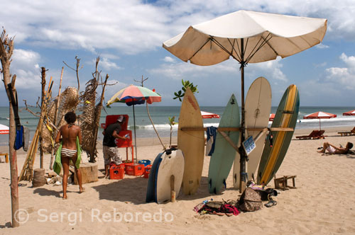 A mesura que baixen les temperatures a molts països de l'Hemisferi Nord, els destins tropicals com Bali es semblen més atractius. Per la seva veritable naturalesa cordial i el seu caràcter hospitalari, els habitants de Bali fan de l'illa un destí encara més popular per als entusiastes de les platges que van a la recerca de sol, sorra i surf. Bali ofereix diferents opcions de platja per a satisfer a cada tipus de viatger. Tenim els famosos enclavaments de surfing de Kuta y Legian, las lujosas platges privades de Nusa Dua, la romàntica i elegant platja Seminyak i la meravellosa serenitat de Sanur. Amb onades que trenquen a la perfecció i una extensa platja daurada, Kuta ha estat lloc preferit dels surfistes des de la dècada dels setanta. Actualment aquesta zona és una cosa així com una Meca del turisme, amb una vida nocturna i un ambient de diversió excel lents, a més d'una àmplia selecció d'activitats playeras i hotels. La localitat de Kuta i els barris perifèrics són adequats per a tot tipus de turistes, inclosos surfistes experimentats que viatgen sols, grups de joves, parelles i famílies. Aquest any, per a la temporada alta d'estiu, Agoda.com té fantàstiques ofertes per a la zona de Kuta i els barris de Legian al Santika Beach Hotel, el Rania Hotel & Spa i el Legian Beach Hotel.