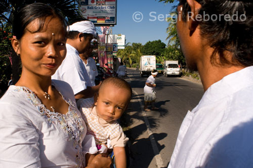 RSI Markendya creuar les cinc milles nàutiques que separen Java de Bali a l'estret de Bali i es va dirigir a Ubud, al centre de l'illa, per meditar. Es va situar entre dos rius, aquest espai sagrat per als hinduistes. Corria el segle VIII i en Bali els canvis mai s'han succeït amb tanta velocitat fins a l'arribada del turisme. Els primers enginyers començaven a idear un complex sistema de canals, túnels i aqüeductes d'irrigació. Així aconseguirien inundar els bancals d'arròs, portant l'aigua des de les deus de les muntanyes. En aquella època de descobriments no semblava causar problemes d'identitat el fet que la dinastia budista Sanjaya de Java comencés a instal lar-se a l'illa just després de que la moneda xinesa, el kepeng, es convertís en la mesura econòmica de la zona. Els desvetllaments es reservaven més aviat per mantenir satisfet a lo "sekala niskala" (les coses visibles i invisibles) en un entorn real penetrat en tots els seus aspectes per un món espiritual. En aquella època crítica va ser quan RSI Markendya fundar el temple Gunung Lebah, a la localitat Campuan, en Ubud. Una dotzena de segles després les coses no han canviat tant com podria semblar. El temple, encara que irrecognoscible, segueix en peu i s'ha convertit en un lloc de peregrinació que s'omple de vestits tradicionals i ofrenes votives en festivals com el Purnama Kedasa, a la Lluna plena d'abril. El paisatge al seu voltant tampoc ha modificat la seva estètica des que els primers pobladors procedents de la Xina portés les tècniques de conreu d'arròs en el neolític. Els bancals segueixen abraçant les petites aldees amb carrers alineades amb la muntanya i el mar. Si l'Santon pogués visitar el seu temple en el segle XXI, se sentiria a casa. Si és un viatger occidental el que s'acosta fins allà, sent l'estranyesa d'haver arribat no només a un territori exòtic, sinó a una època que suposava extingida.