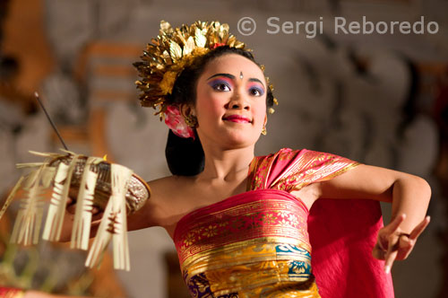Una de les principals atraccions de l'illa de Bali, des del punt de vista turístic és la Dansa Barong, la representació es fa dins d'un recinte a l'aire lliure amb grades per als espectadors ia ambdós costats se sentin els músics amb els seus instruments musicals típics d'Indonèsia, en el centre es representa la llegenda de Ramayama que és la lluita entre el bé i el mal. El Barong és una criatura mitològica meitat lleó i meitat drac que representa el Bé lluitant contra el Rangda, la bruixa, que representa el Mal