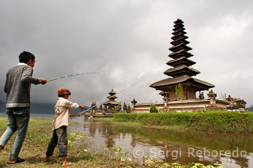 Un dels temples més impressionants de Bali és la de Pura Ulun Danu Brat. És la llar d'un dels més bells santuaris de muntanya a l'illa de Bali. Aquest convencionals hindú temple amb sostre de palla, que consta quatre compostos, es col loca per la part occidental del Llac dels bancs Brat al Bedugul Highlands. Vostè pot gaudir d'un passeig en bot rem a tot el llac i el testimoni de Pura Ulun Danu Brat a l'alba. Aquest important temple hindú-budista es va establir l'any 1633 pel rei de Mengwi. El temple està consagrat a Dewi Danu, la deessa de les aigües. La deessa venerada com a font de fertilitat. Peregrinaciones i les cerimònies es celebren per garantir que els agricultors a Bali tenen prou aigua per al reg.