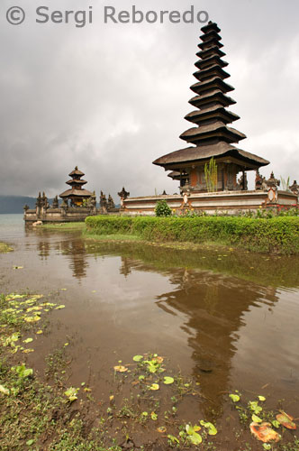 Pura Ulun Danu Brat, ubicat sobre la riba del llac occidental Brat al Bedugul altes a un nivell de 1239m, és una de les més pintoresques i més fotografiats en els temples de Bali. Danu Brat està dins de la caldera del volcà extint ara Gunung Catur. És una de les principals fonts de reg a la Balinès altes, per la qual cosa el temple està dedicat a Dewi Danu, la deessa del llac. Els pelegrins venen a retre homenatge, i per assegurar collites abundants.