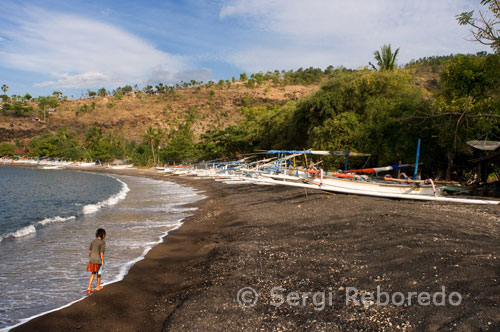 Amed es troba a l'est de Bali, a només 30 minuts de Amlapura. La platja està coberta per sorra i roques negre. No és atractiu però és famós snorkling i busseig de l'enorme caiguda de la paret. La zona turística no està en la aldea de Amed. i la majoria dels hotels i centres de busseig a la carretera a 2 km del llogaret anomenat Amed Jemeluk Platja. No hi ha res però el turista estranger instal lacions que fan d'aquest lloc molt car per a l'alimentació i allotjament. Amed Beach és tot el que somiava que seria un estrany i especial paradís d'excel lent bellesa exòtica i vibrant cultura i la cordialitat de la seva gent. Aquí podeu trobar finalment la pau i la tranquil litat, gaudir de bon menjar i prendre avantatge d'allotjament còmode i barat. De la platja, Amed ofereix un excel lent lloc per a la formació de busseig. Té una llacuna de fons pla per a la instrucció i un escull de corall a 5 minuts de natació de distància.