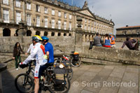 Ciclistes a la Praza do Obradoiro. Santiago de Compostela.