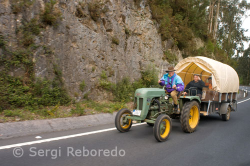 La manera de fer veure a bord d'un tractor d'època.