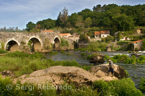 Ponte Maceira Tambre a Rio, el més important pont sobre la carretera. Aquest és un bell edifici de finals del segle XIV, reconstruïda al segle XVIII, que durant segles va ser molt important en les comunicacions entre Santiago i les terres de Finisterre.