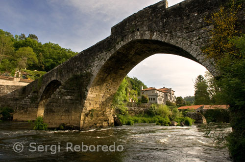 Ponte Maceira Tambre a Rio, el més important pont sobre la carretera. Aquest és un bell edifici de finals del segle XIV, reconstruïda al segle XVIII, que durant segles va ser molt important en les comunicacions entre Santiago i les terres de Finisterre.