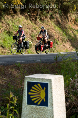 Una parella va fer el Camí de Santiago en bicicleta. Afores de Santiago.