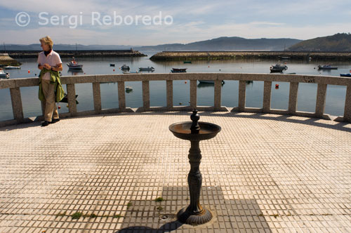 Un visitant a un paseo de la Creu. Muxía.