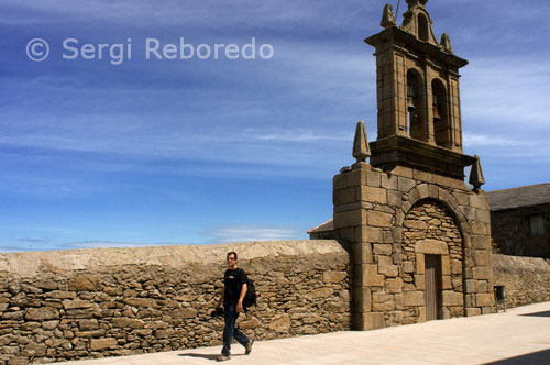 Campanar al costat del Santuari d'A Nosa Señora da Barca. Muxía.