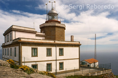 Faro de Fisterra és el més emblemàtic de l'Europa occidental, tradicionalment considerat com el lloc de celebració de la fi del món, "Finis Terrae".