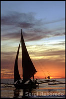 El sol s'està posant a l'illa de Boracay. Bangka navegant. Capvespre a White beach. Boracay.