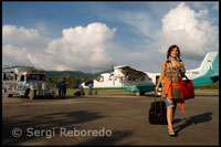 Arribada a l'aeroport d'El Niu. Diverses avionetes de diverses companyies volen des de Puerto Princesa o des de l'aeroport de Manila. Palawan. 