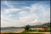 Un avió s'enlaira del petit aeroport del Niu. Palawan. 