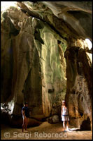 Turistes a l'entrada de Cudugman Cave, on encara es conserven alguns ossos de pirates que rondaven la zona abans. Palawan.
